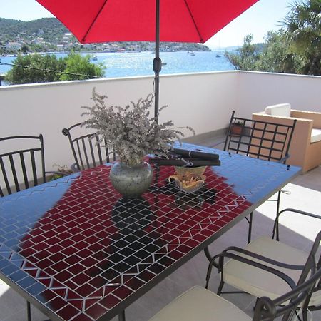 Apartments Deni - 30 M From Sea Винишче Экстерьер фото