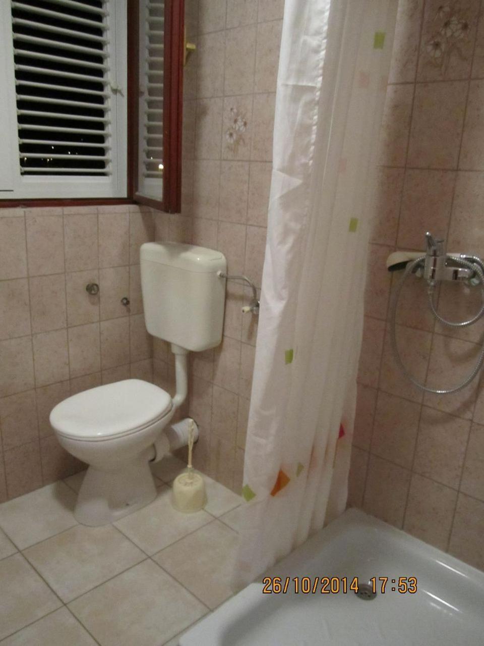 Apartments Deni - 30 M From Sea Винишче Экстерьер фото