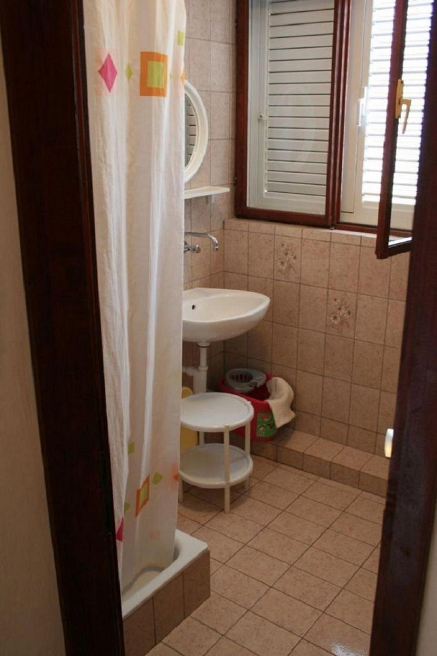 Apartments Deni - 30 M From Sea Винишче Экстерьер фото